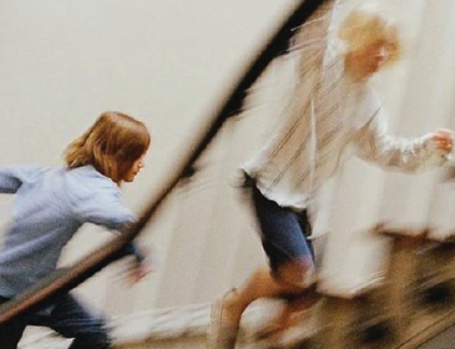 Pronto aquí, pronto allá: el costo emocional de una niñez sin pausas